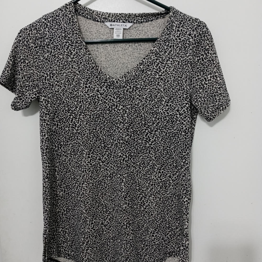 Athleta Cheetah Print Breezy Scoop short sleeve stretch v neck T Shirt XXS